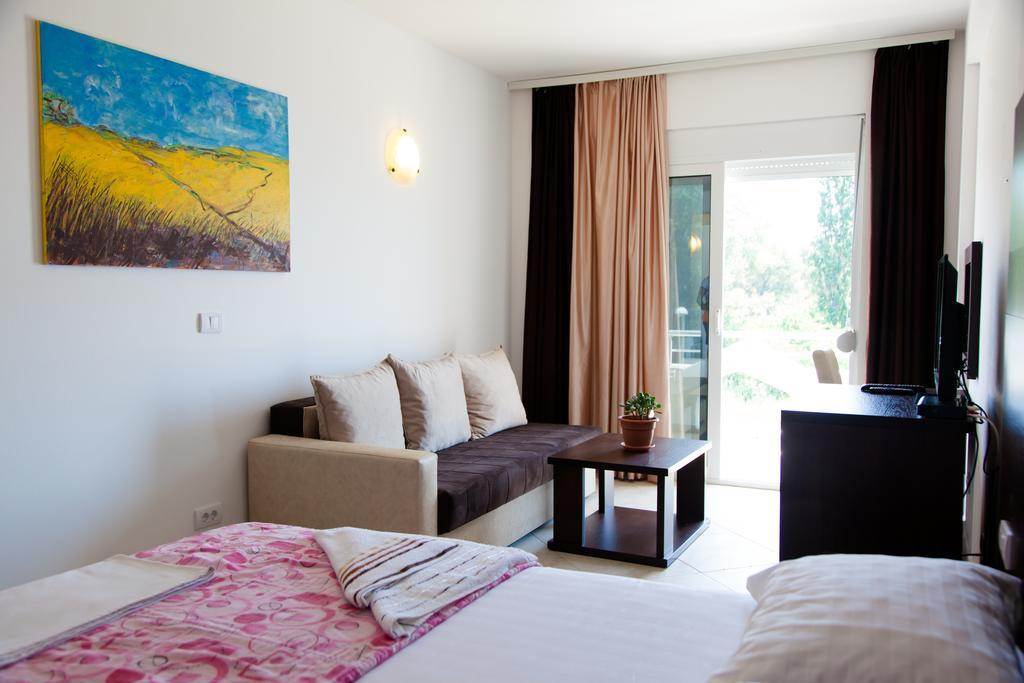 Apartments Art Ulcinj Rom bilde